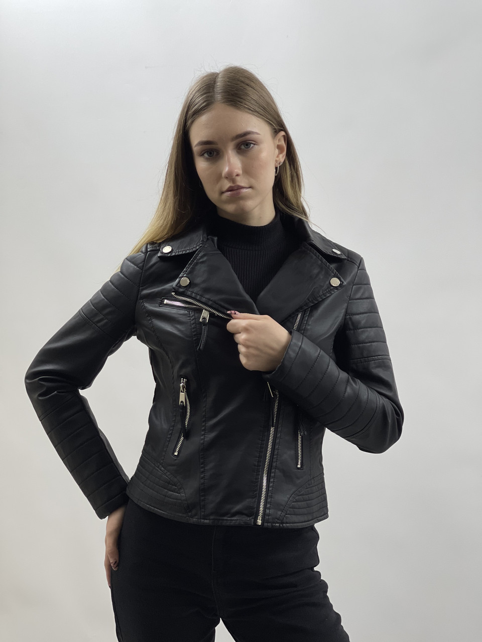 Женская куртка-косуха из кожы телёнка серого цвета в стиле ВИНТАЖ
